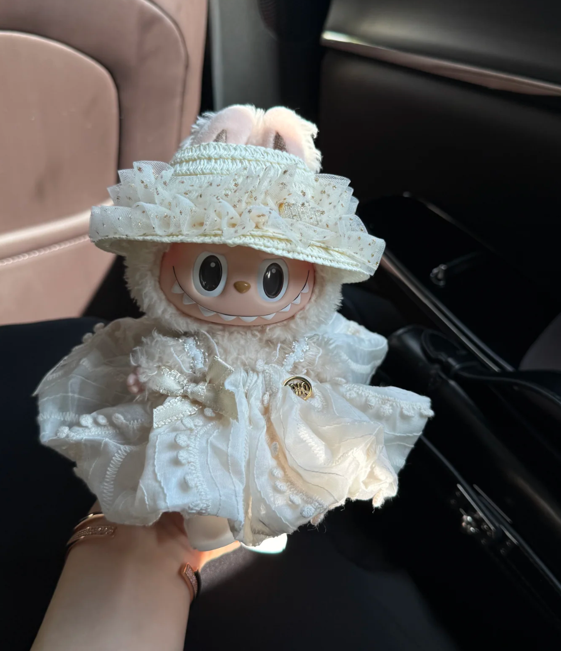 Labubu Princess White Fluffy Dress Clothes Vacation Style Straw Hat Outfit