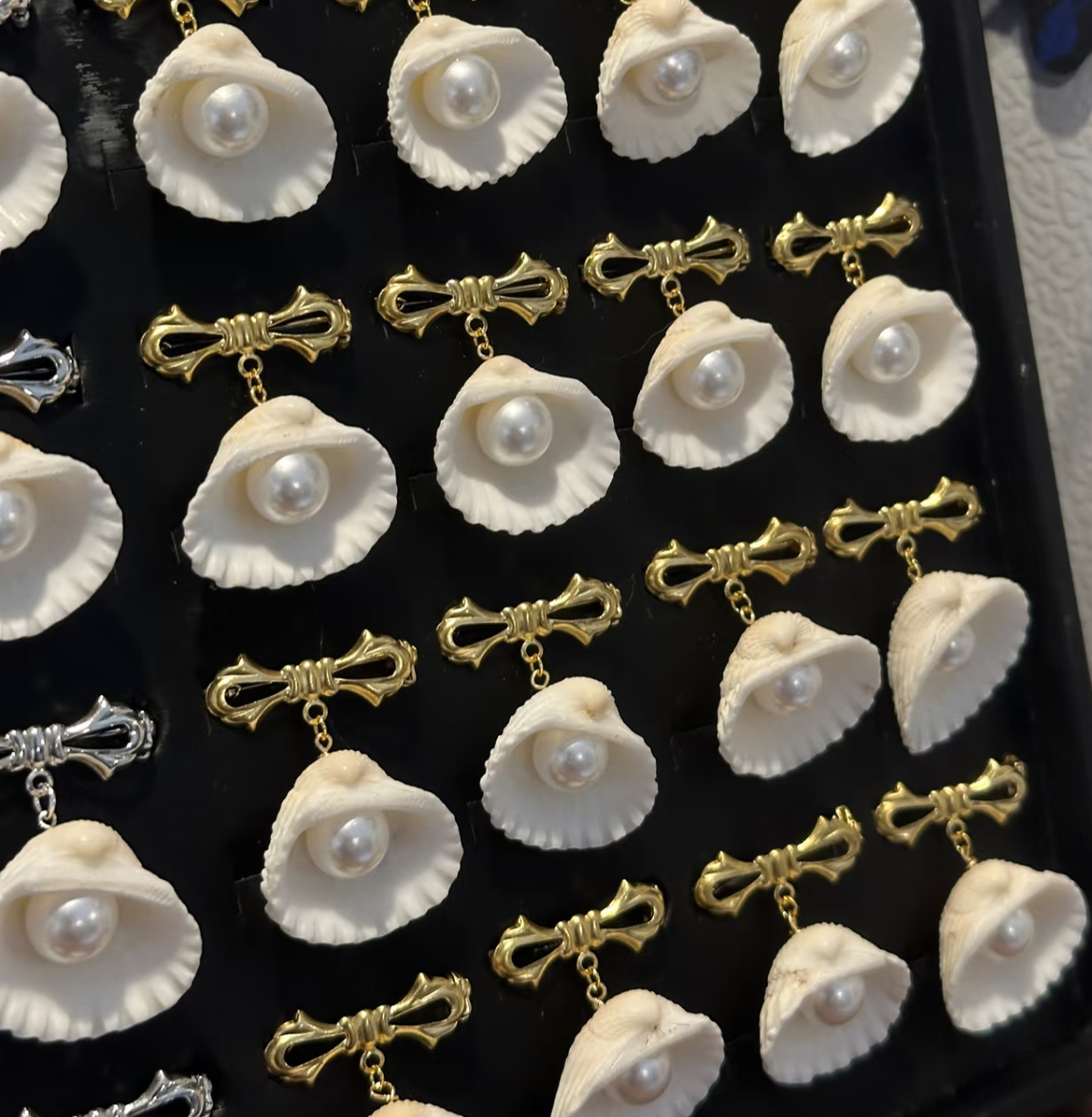 Pearl Seashell Brooch for Women – Elegant Ocean-Inspired Shell Pearl Pin, Coastal Jewelry Accessory