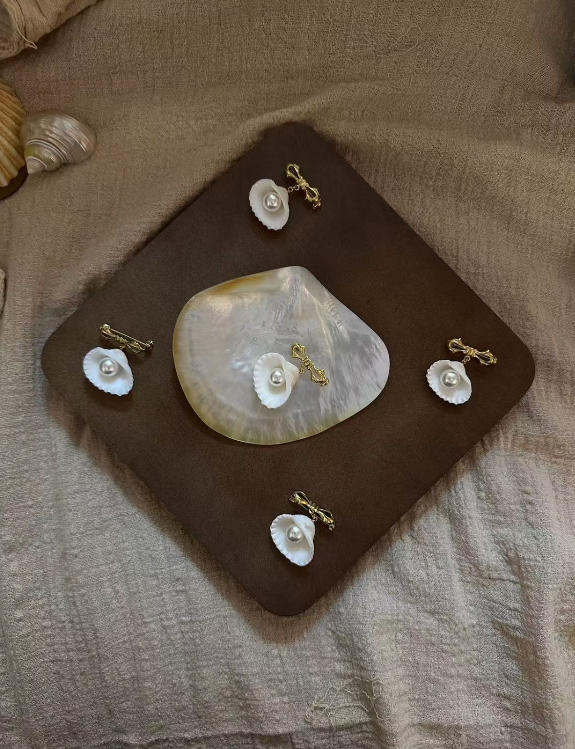 Pearl Seashell Brooch for Women – Elegant Ocean-Inspired Shell Pearl Pin, Coastal Jewelry Accessory