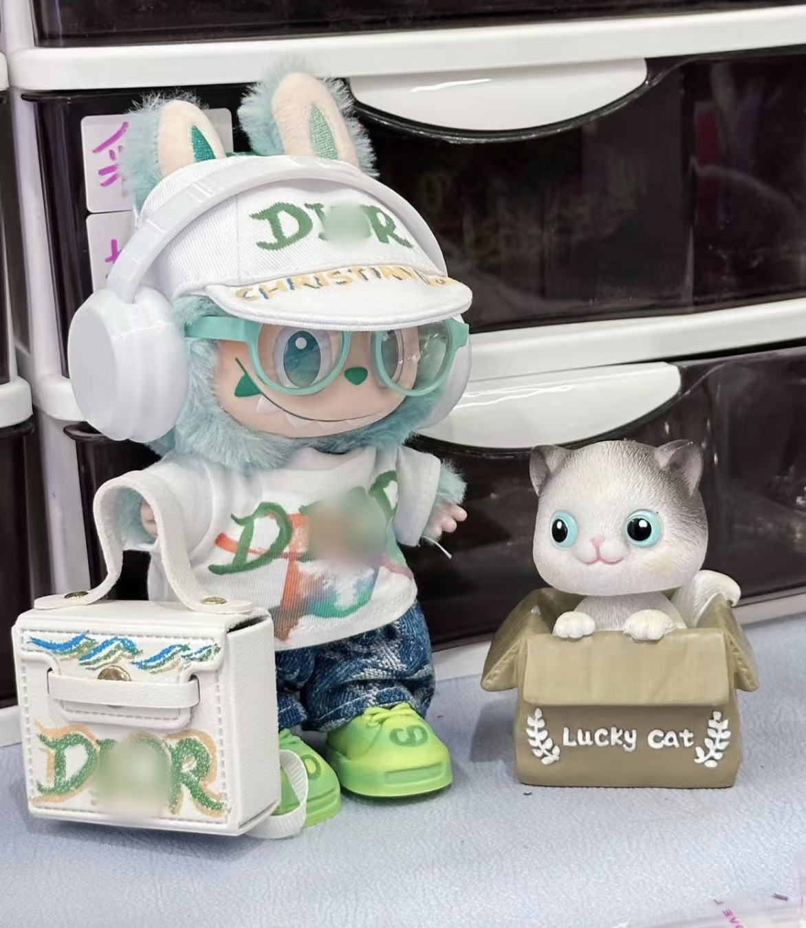 💚☁️☁️⭐✨☁️☁️☁️Hand-painted Di*r style outfit for labubu Hip-hop style clothes suitable for V1V3